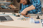 Jak podczas studiów poznać elektronikę w praktyce?