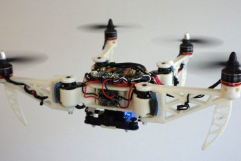 Dron, który potrafi zmienić konfigurację ramion w locie