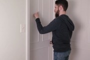 Blokada drzwi DIY, którą wyłączysz pukaniem