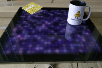 Oryginalny stolik DIY z wbudowanym wyświetlaczem LED RGB