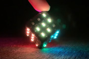 Miniaturowa kostka LED RGB z Wi-Fi i żyroskopem