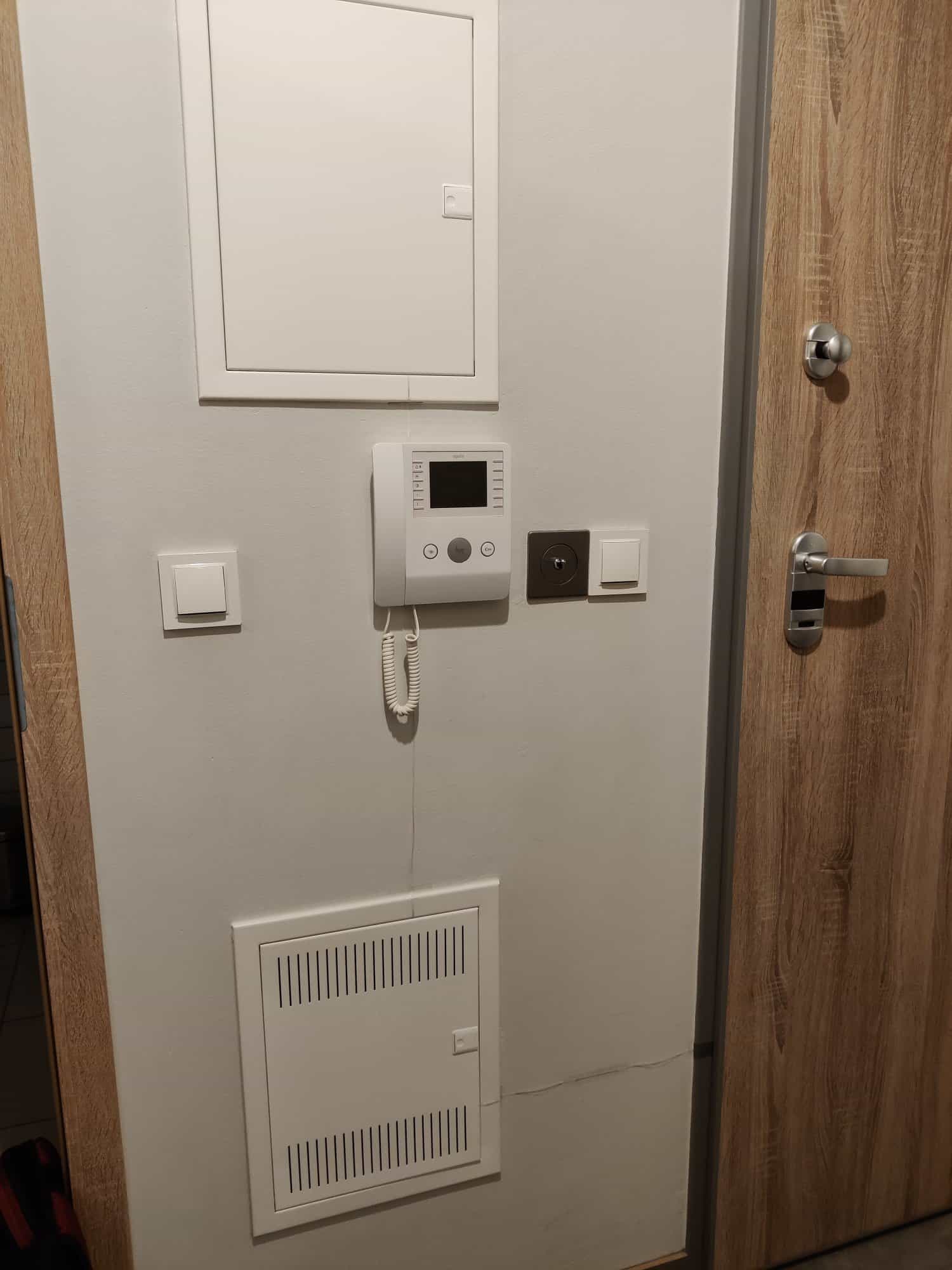 System monitorujący otwarcie drzwi do mieszkania