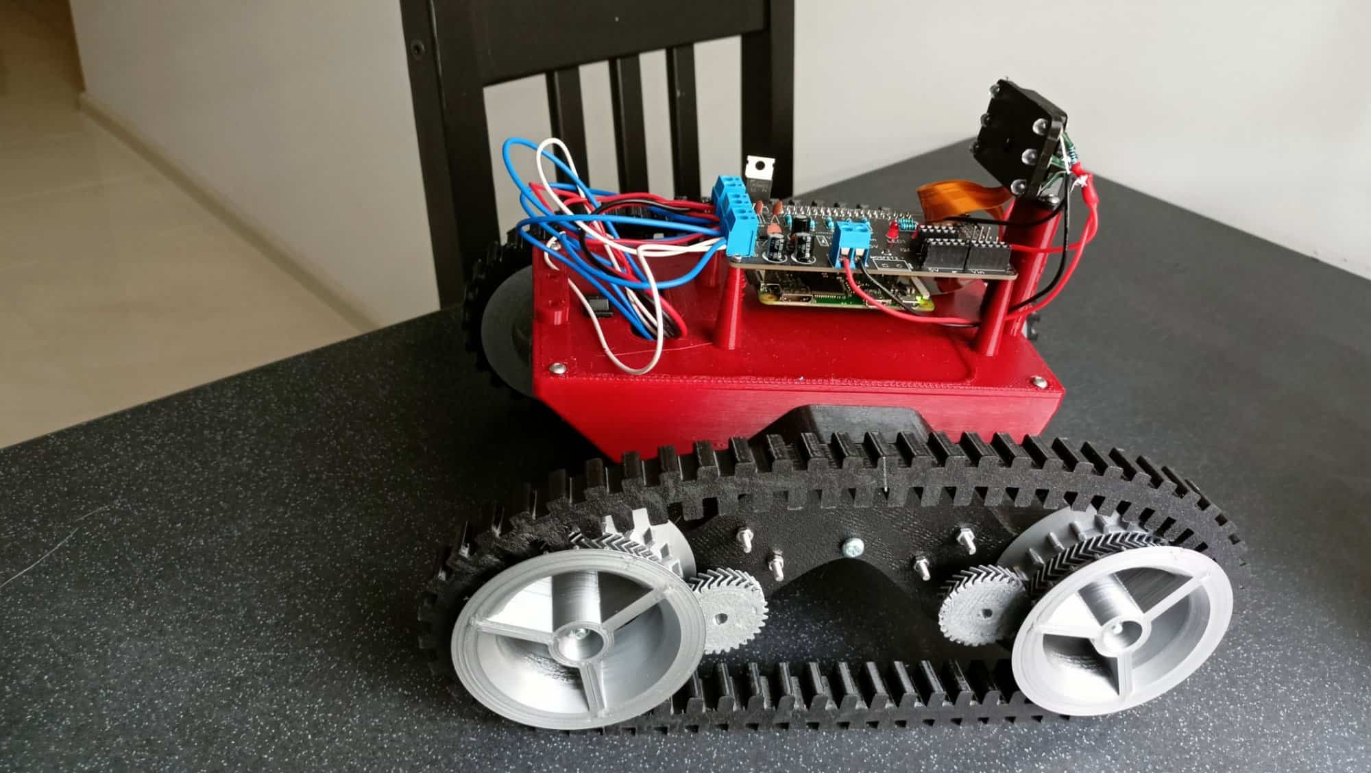 Pojazd gąsienicowy wydrukowany w 3D zdalnie sterowany przez WiFi